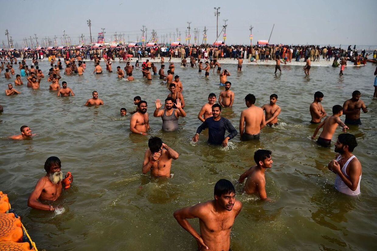 Hindu devotees take a holy dip on the occasion of the Makar Sankranti festival during the annual Hindu 'Magh Mela' festival at Sangam the confluence of the rivers Ganges, Yamuna and the mythical Saraswati, in Allahabad on January 14, 2022. (Photo by SANJAY KANOJIA / AFP)