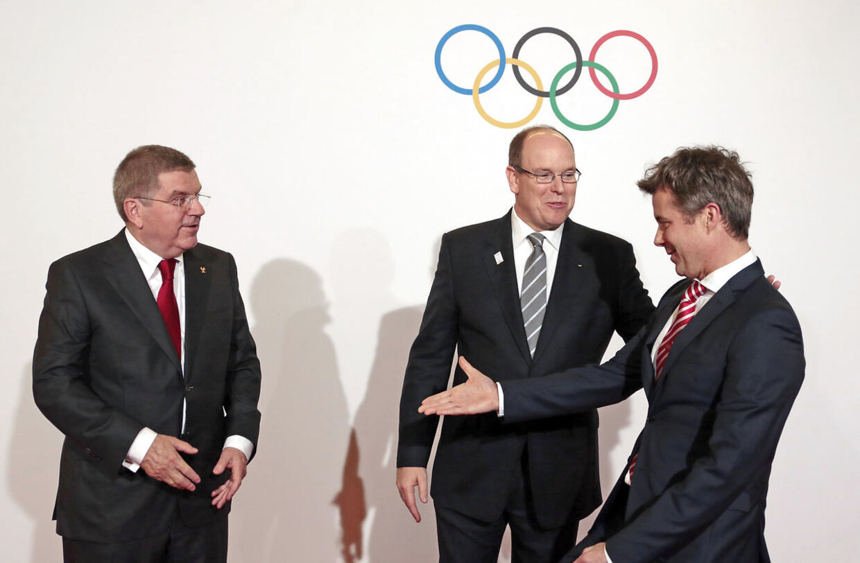 Kritikken haglede ned over kronprins Frederik, da han blev valgt ind i IOC. Her er han sammen med IOC's præsiden Thomas Bach og prins Albert II af Monaco. Foto REUTERS/Eric Gaillard.