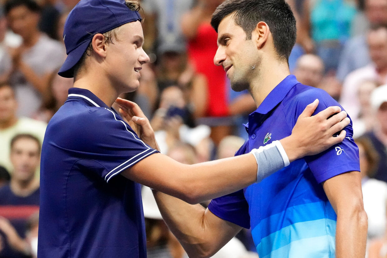 Holger Rune og Novak Djokovic mødtes sidste år i første runde af US Open, hvor det blev til en sejr til serberen. Her ses de to efter kampen. Robert Deutsch/Ritzau Scanpix