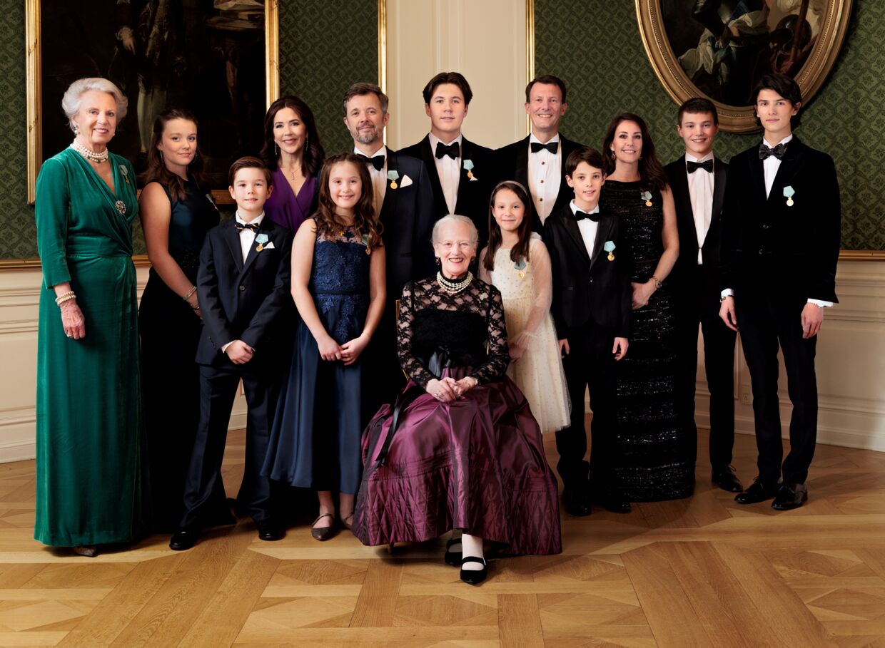 Det nye billede af hele kongefamilien blev taget fredag forud for den middag, som Kronprinsparret holdt for Dronningen.
