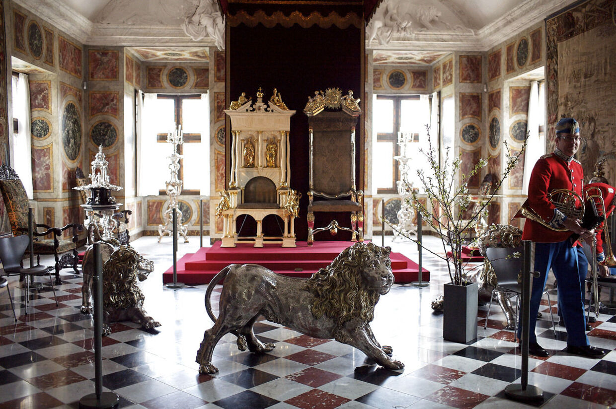 Tre sølvløver bevogter tronstolen på det gennemrestaurerede Rosenborg Slot.