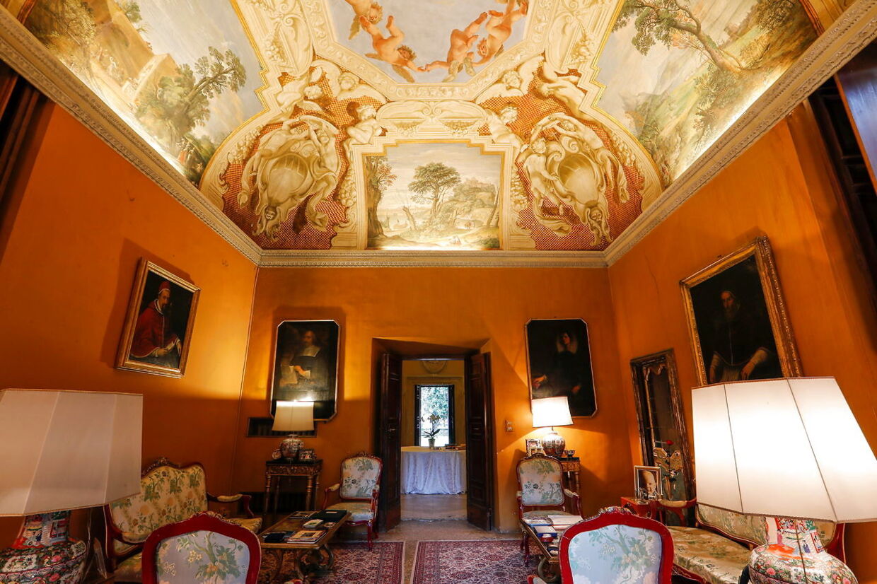 Den kunstfærdigt udsmykkede luksusvilla fra 1500-tallet har aldrig været åben for offentligheden. Nu har den italienske stat chancen for at købe den.&nbsp;