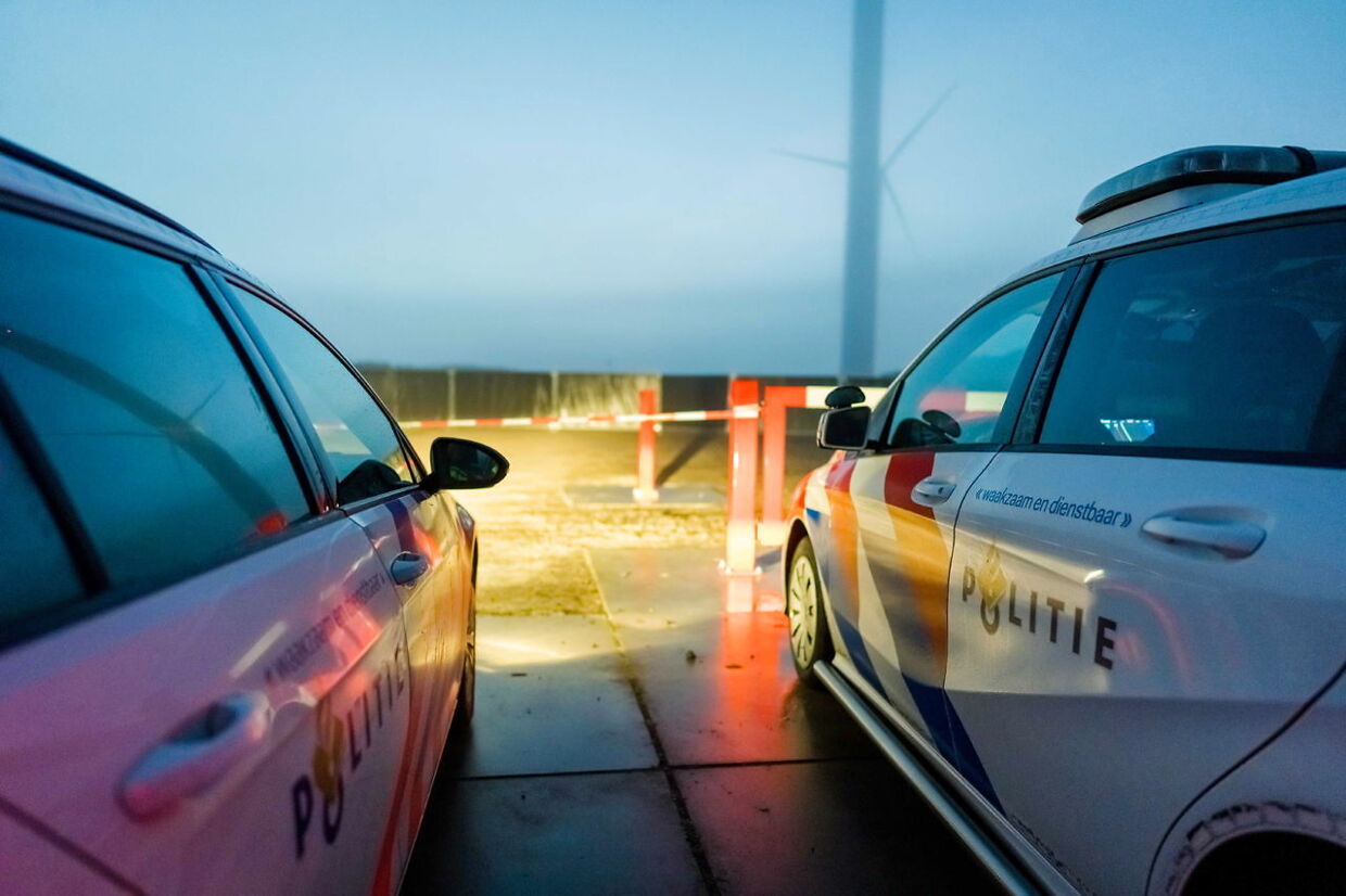 Politibiler holder parkeret ved øen Neeltje Jans.
