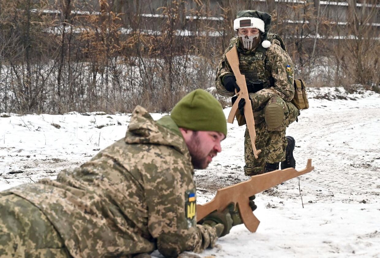 Ved Kiev træner ukrainske forsvarsreserver som forberedelse til en mulig russisk invasion. Med trægeværer.