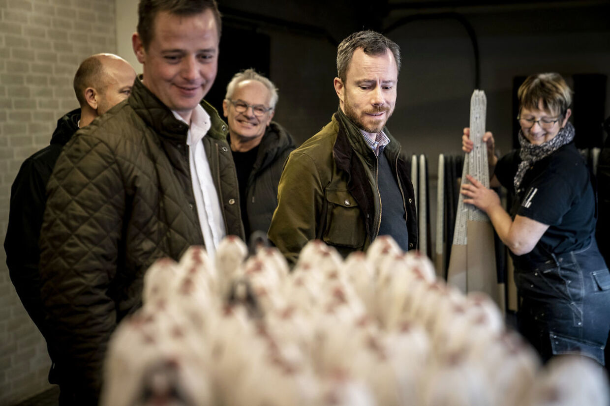 Her ses Thomas Danielsen og Jakob Ellemann-Jensen under et besøg på en minkfarm, 7. december 2020.