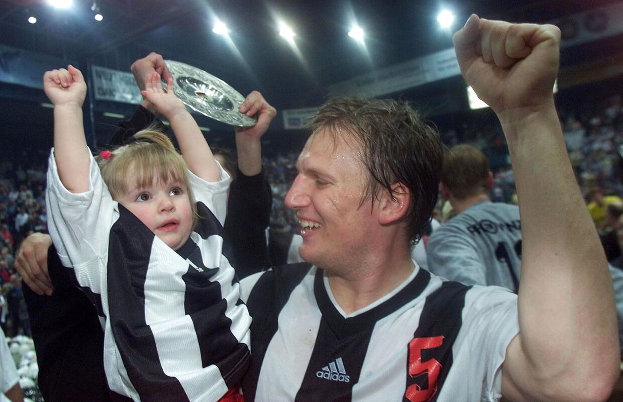 Nikolaj Jacobsen jubler over mesterskabet i 2000 sammen med datteren Freja.