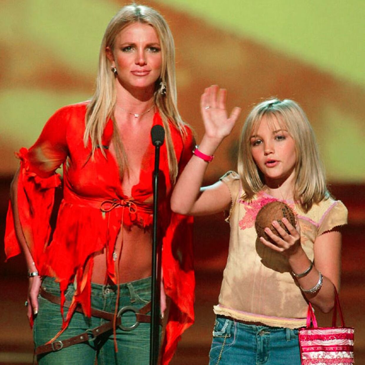 Britney Spears og Jamie Lynn Spears på scenen til Teen Choice Awards i 2002.