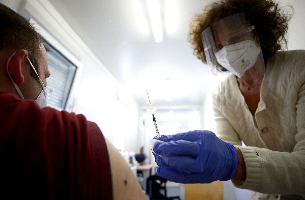 En østrigsk læge vaccinerer en person med en dosis af Pfizer/BioNTech covid-19 vaccine i Wien.