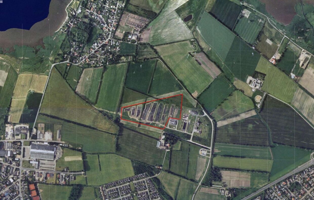 Her ses området markeret med rødt, hvor Vandcenter Syd har opbevaret slam (luftfoto fra 1995). Øverst ses Seden Strand. Kort: GeoFyn