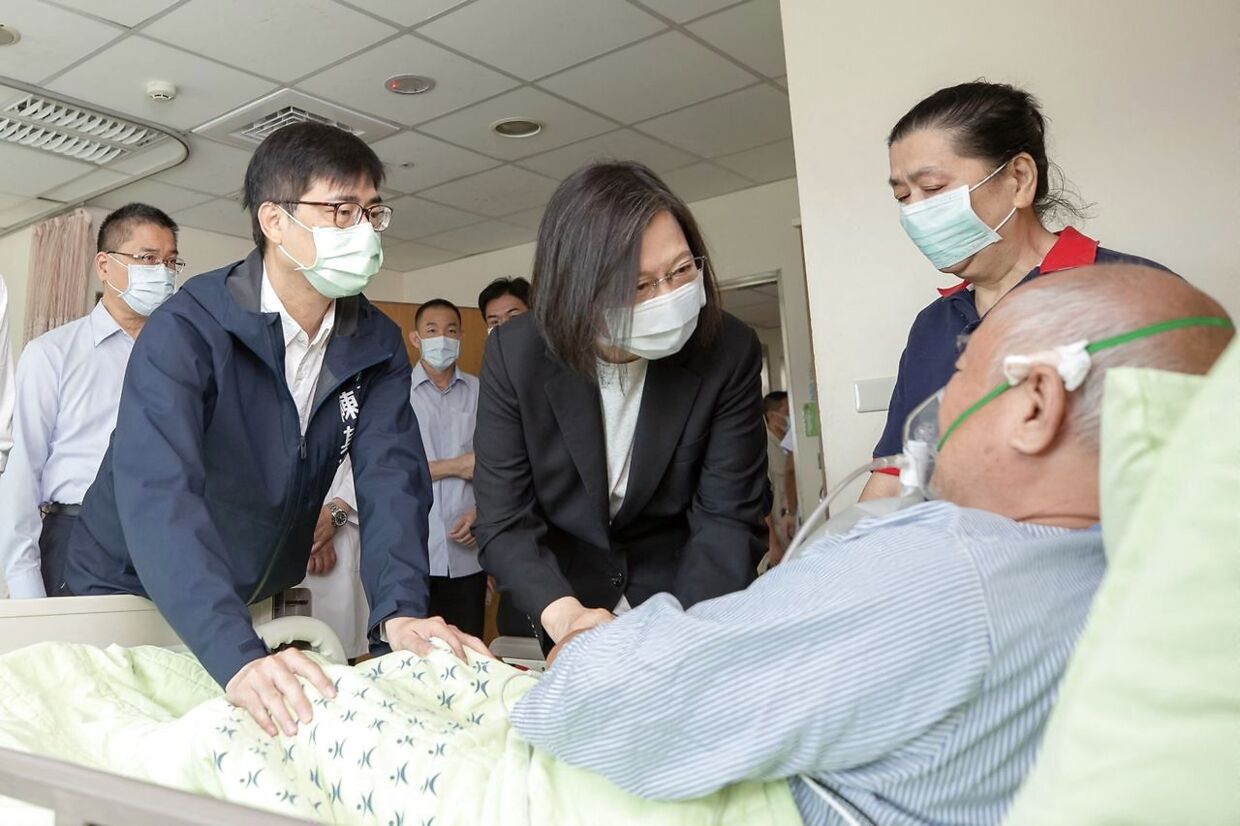 Taiwans præsident, Tsai Ing-wen (i midten), hilser på en patient fra branden i Kaohsiung.