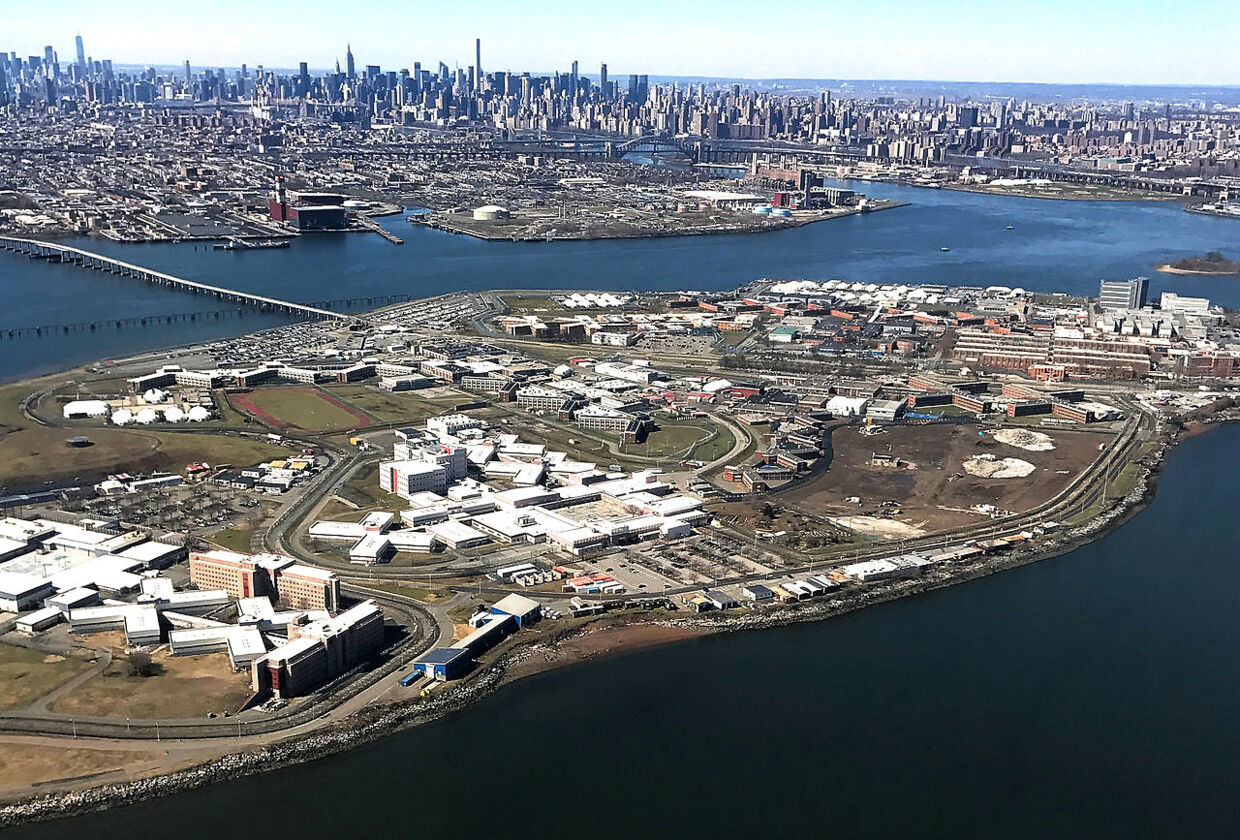 Her ses Rikers Island-fængslet, der ligger placeret på en ø i New York.