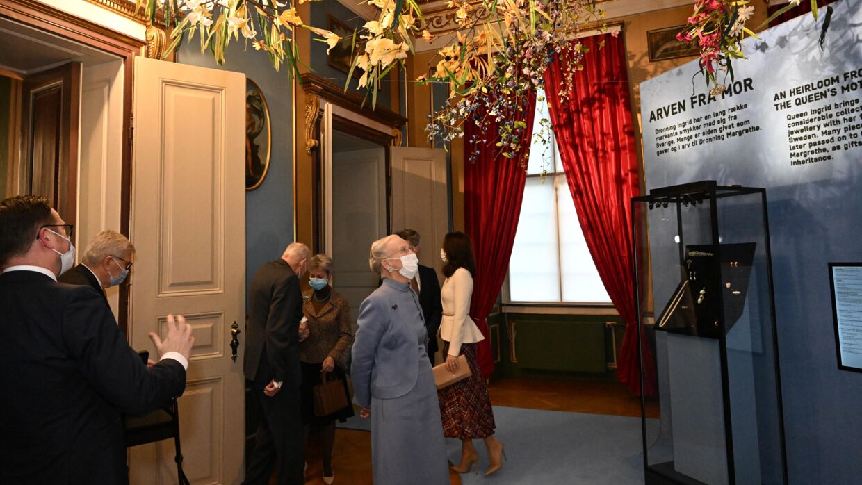Dronningen og resten af den kongelige familie måtte bære mundbind, mens de blev vist rundt på udstillingen.