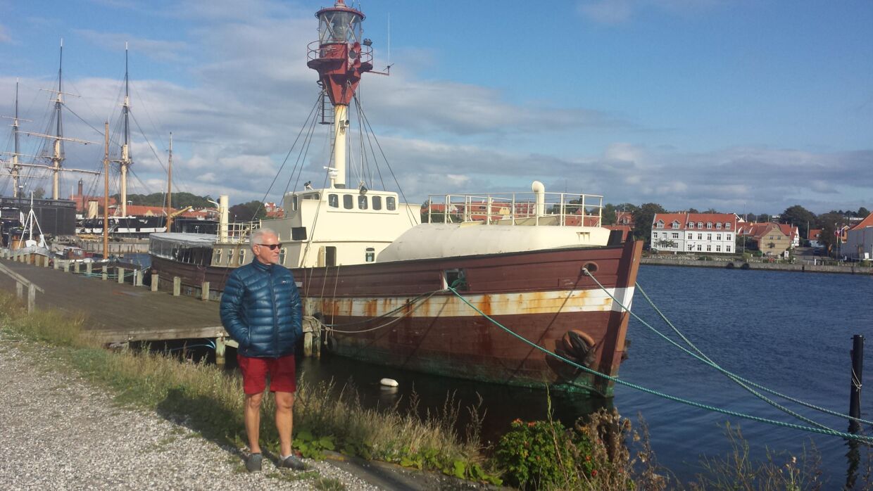Her er Jørn Grønkjær foran fyrskibet i Ebeltoft, som han har forelsket sig hovedkulds i. 