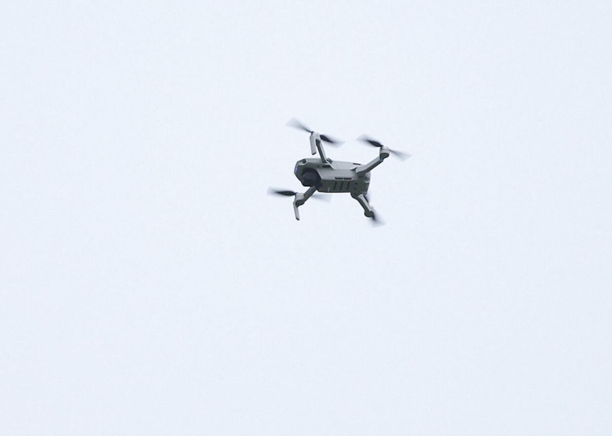Det er denne drone, der har forstyrret Premier League-kampen mellem Brentford og Wolverhampton.