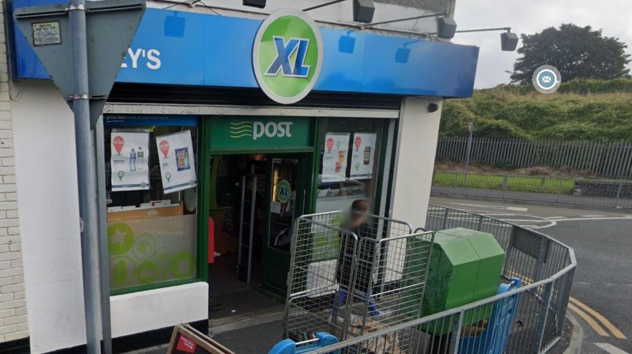 En død mand blev fredag bragt til et postkontor i Carlow i Irland, hvor to mænd forsøgte at få udbetalt hans pension. Foto: Google Maps 
