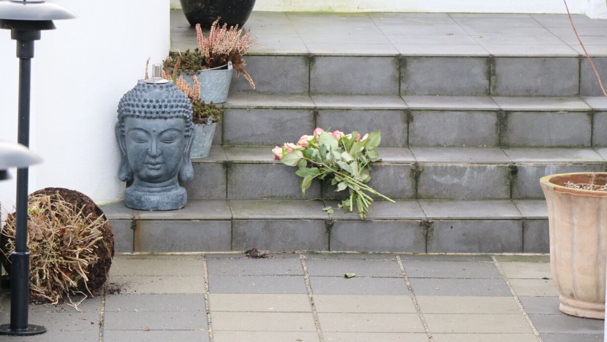I kølvandet på drabet blev der lagt blomster foran huset i Ebeltoft. Foto: Øxenholt Foto