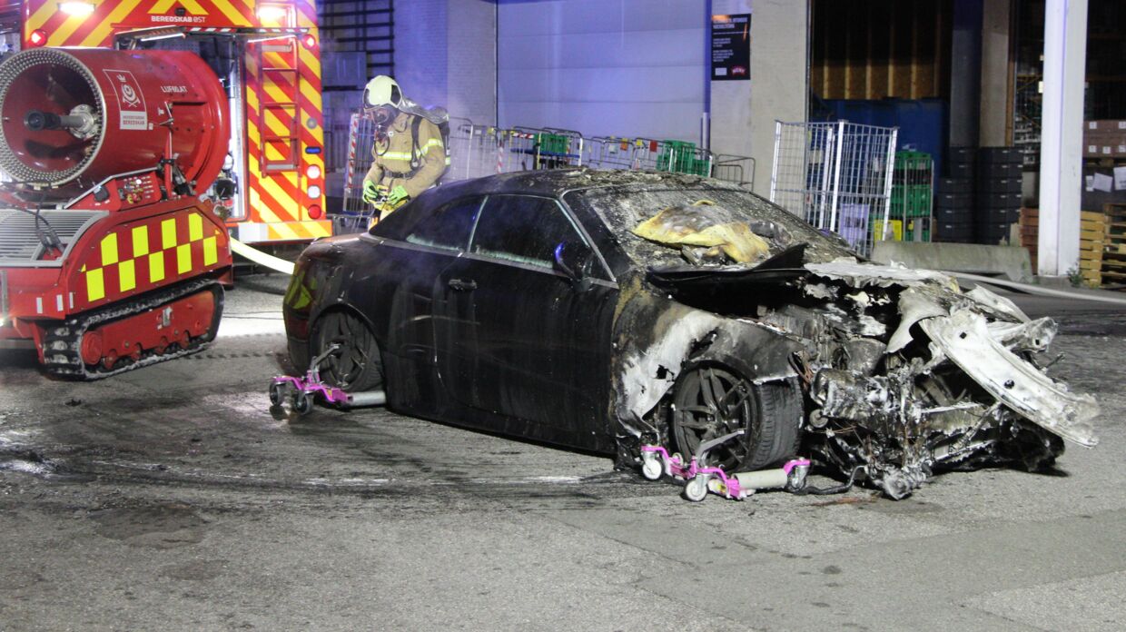 En brændende hybridbil i en parkeringskælder i Hellerup i september krævede en brandslukningsrobot, som kunne trække bilen ud af kælderen. Foto: Bjørn Nielsen/ Byrd