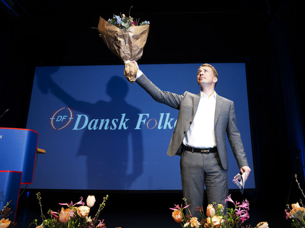 Morten Messerschmidt bliver hyldet, efter han er blevet valgt til ny formand ved Dansk Folkeparti's ekstraordinære årsmøde i Herning søndag den 23. januar 2022. (Foto: Bo Amstrup/Ritzau Scanpix)