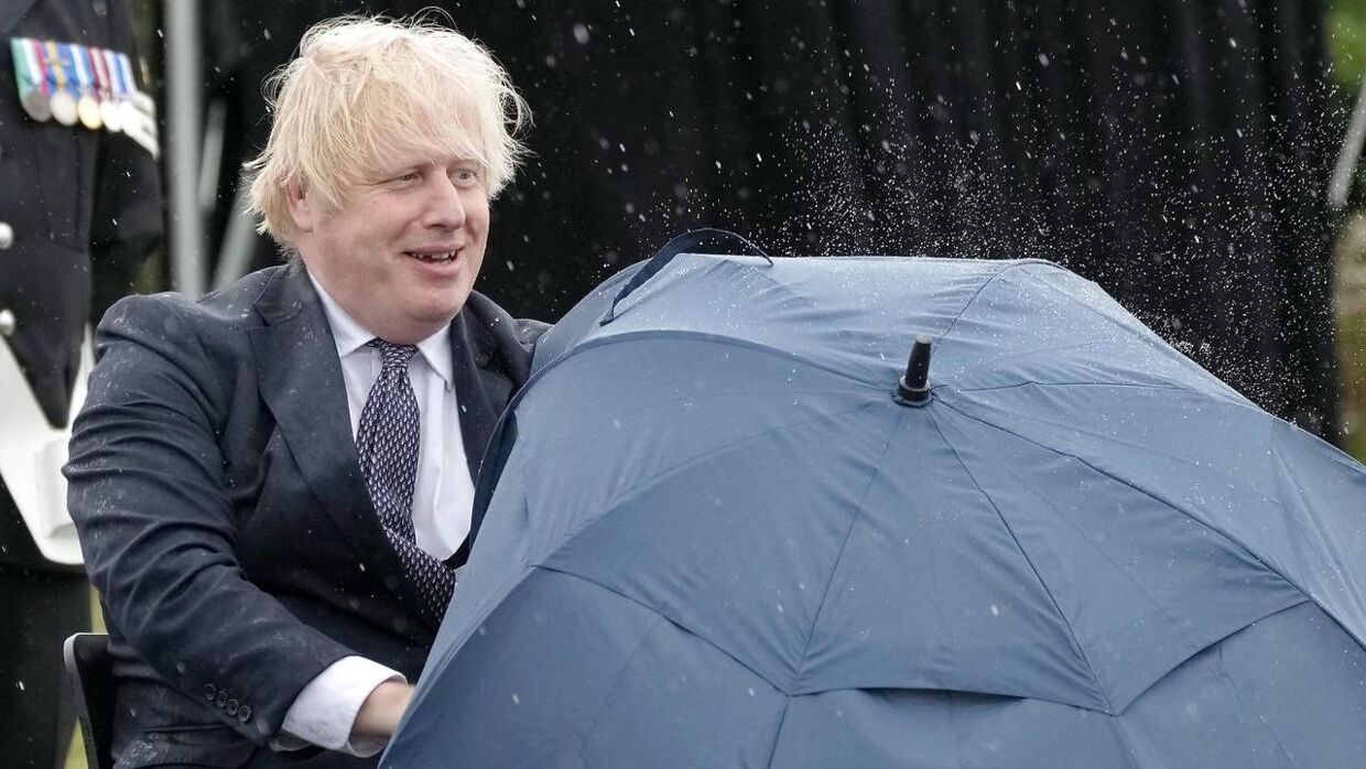 Boris Johnson har haft omtrent lige så svært ved at forsøge at bortforklare festen i Downing Street, som han havde ved at slå en paraply op under en mindehøjtidelighed i juli 2021. 