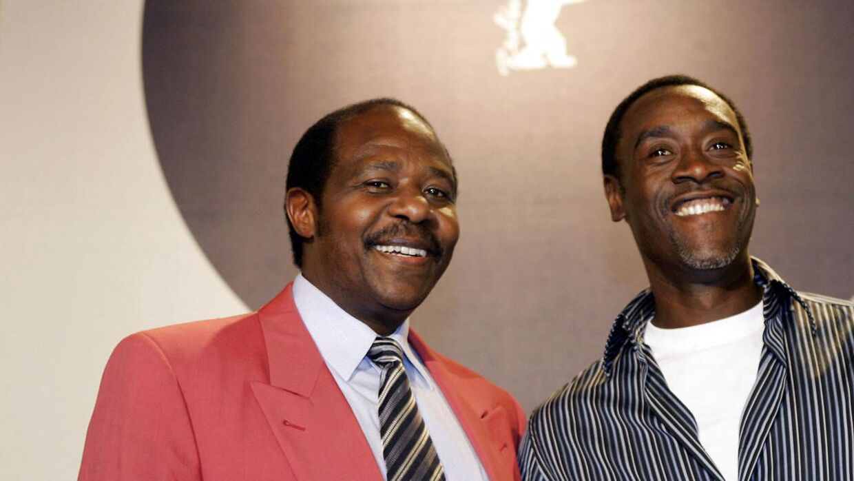 Paul Rusesabagina (til højre) sammen med Don Cheadle, der forevigede ham i 'Hotel Rwanda'.
