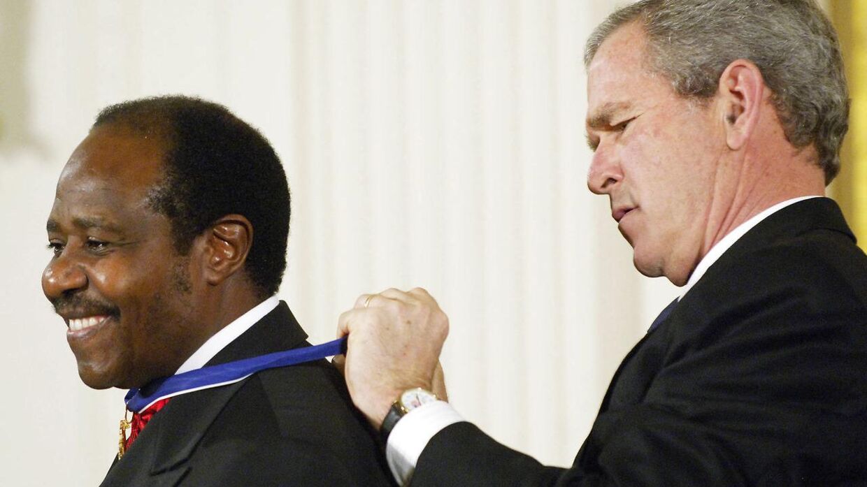 Paul Rusesabagina modtog i 2005 en Presidential Medal of Freedom af George W. Bush for sin indsats under Folkemordet i Rwanda. Det er den højeste udmærkelse en præsident kan give en civil i USA.