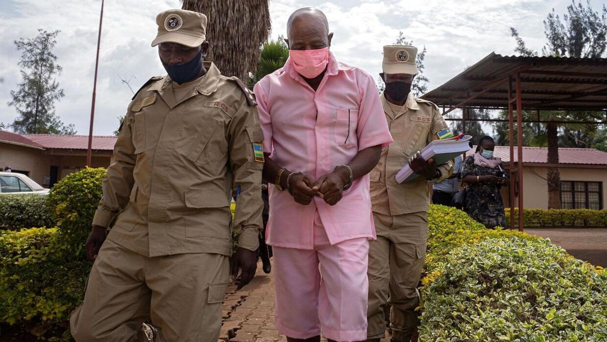 Paul Rusesabagina iklædt en pink fængselsdragt i 2020, da han ankom til retten i hovedstaden Kigali.