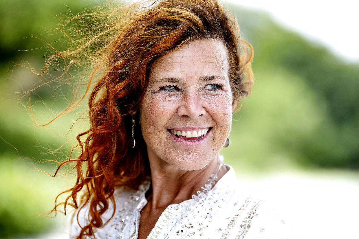Joan Ørting er sexolog, foredragsholder, brevkasseredaktør, forfatter og tidligere tv-vært. I dag bor hun langt ude på landet på Langeland.