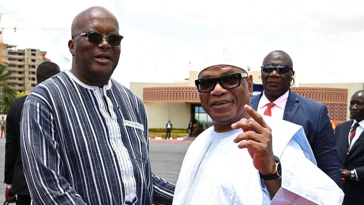 Her ses Burkina Fasos præsident, Roch Marc Christian Kabore, til venstre i billedet.