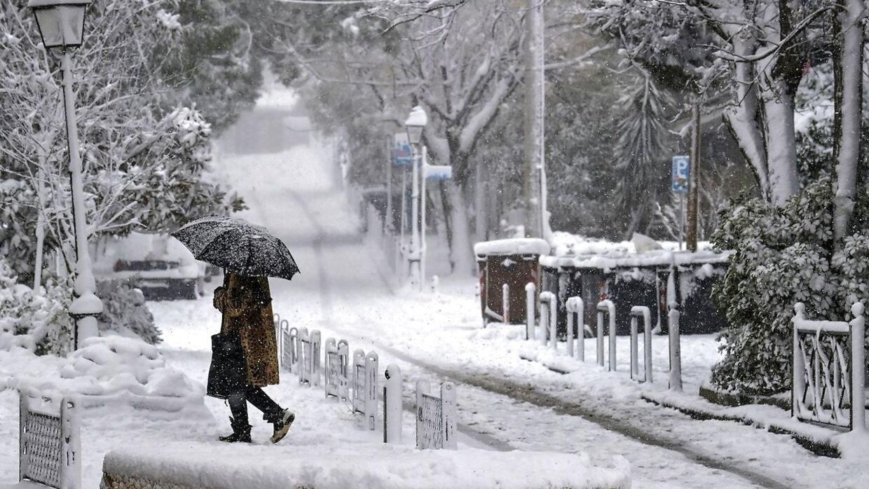 Det sner voldsomt på ellers solrige Grækenland i disse dage