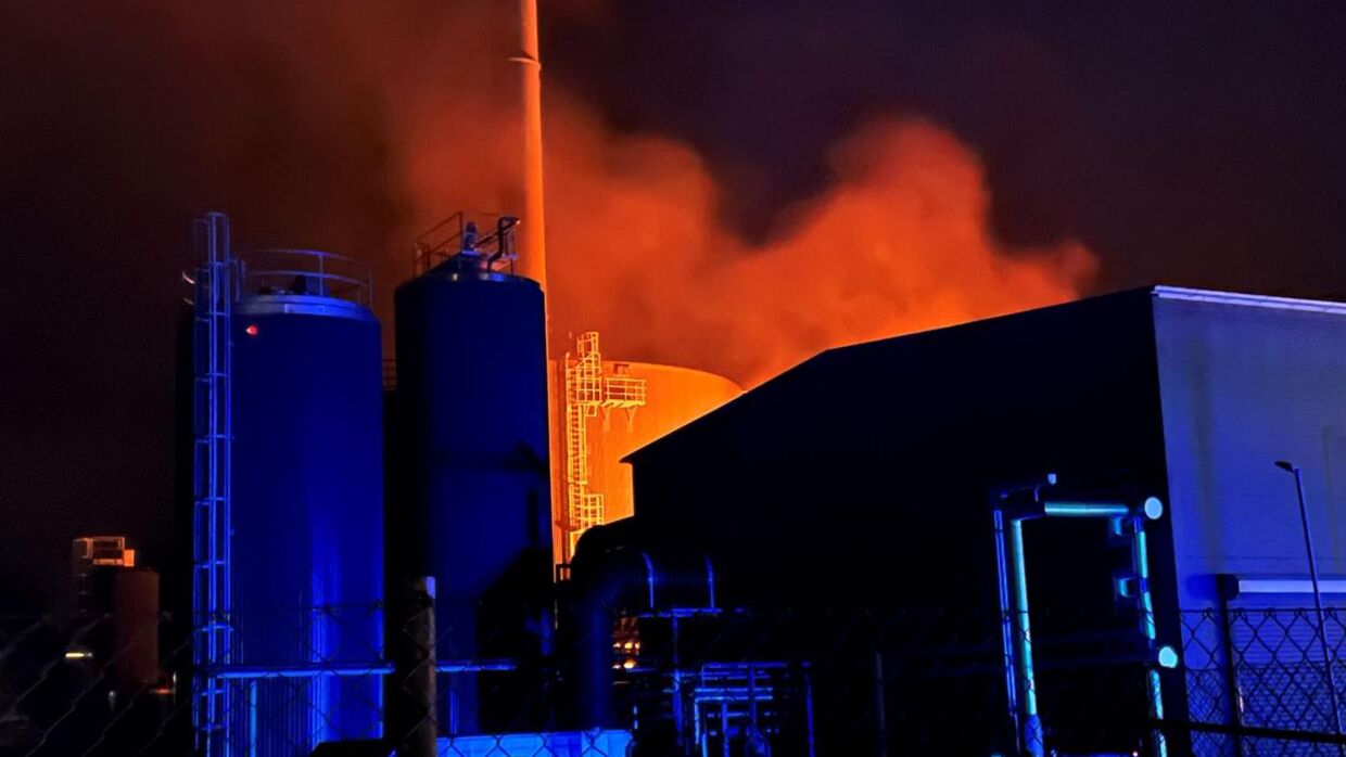 Både røg og flammer kunne tydeligt ses fra transformatorstationen i Bogense. Foto: Presse-fotos.dk.