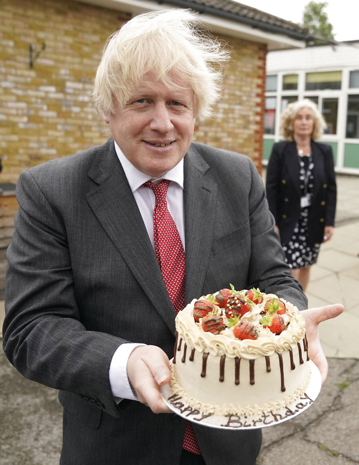 Boris Johnson med en fødselsdagskage 19. juni 2020, hvor han fik den overrakt på en skole i Bovingdon.