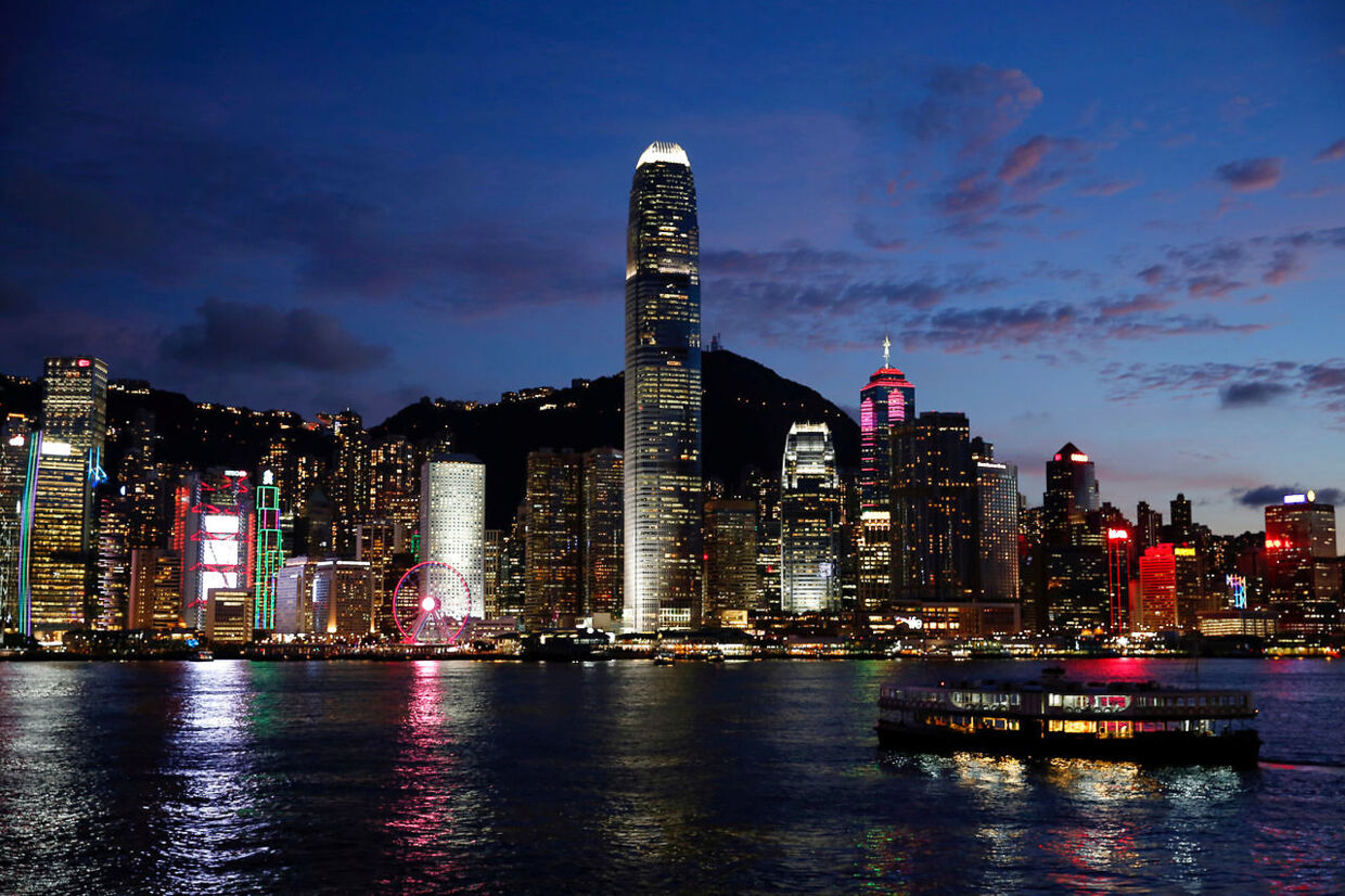 Hongkong, med havnen i Victoria, fotograferet om aftenen i juni måned 2020.