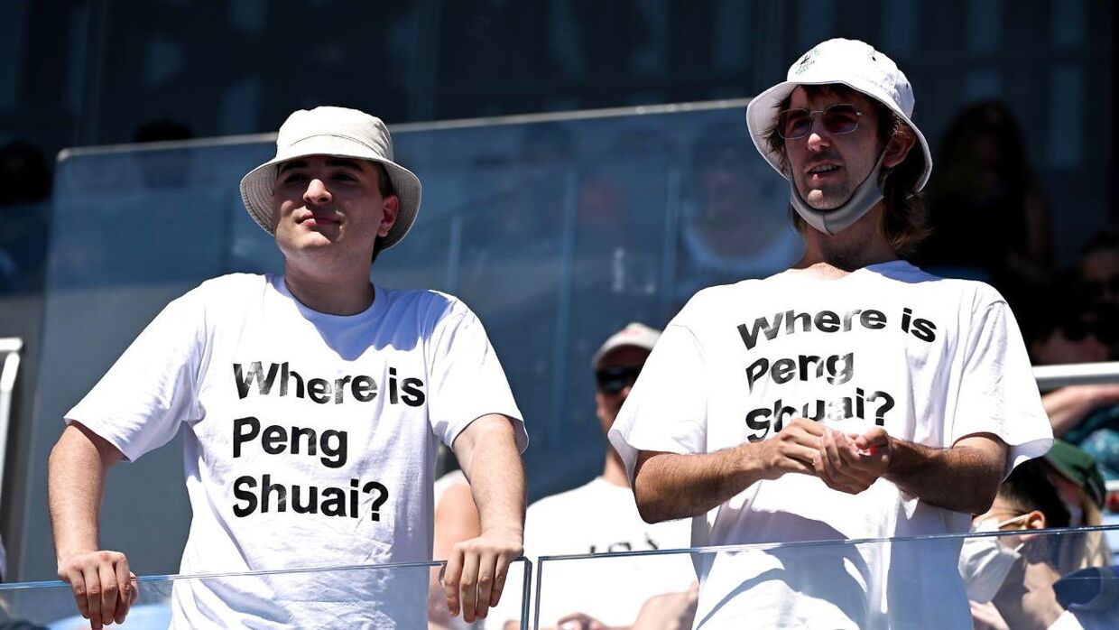 Tilskuere til Australian Open, der bærer t-shirten med skriften 'Where is Peng Shuai?'