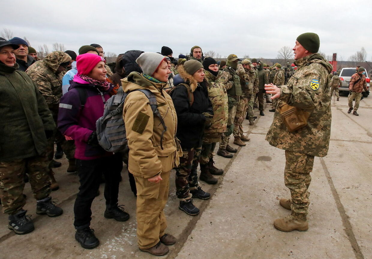 De civile bliver træner overalt i Ukraine. Her er det ved Kharkiv i den vestlige del af Ukraine.