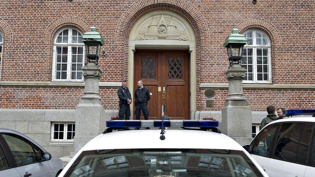 Den 52-årige far blev onsdag anholdt, da han mødte op på politigården i Aarhus.