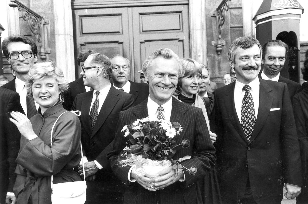 Den nyudnævnte statsminister Poul Schlüter præsenterer i 1982 sin firepartiregering, hvor Uffe Ellemann-Jensen var selvskreven som udenrigsminister.
