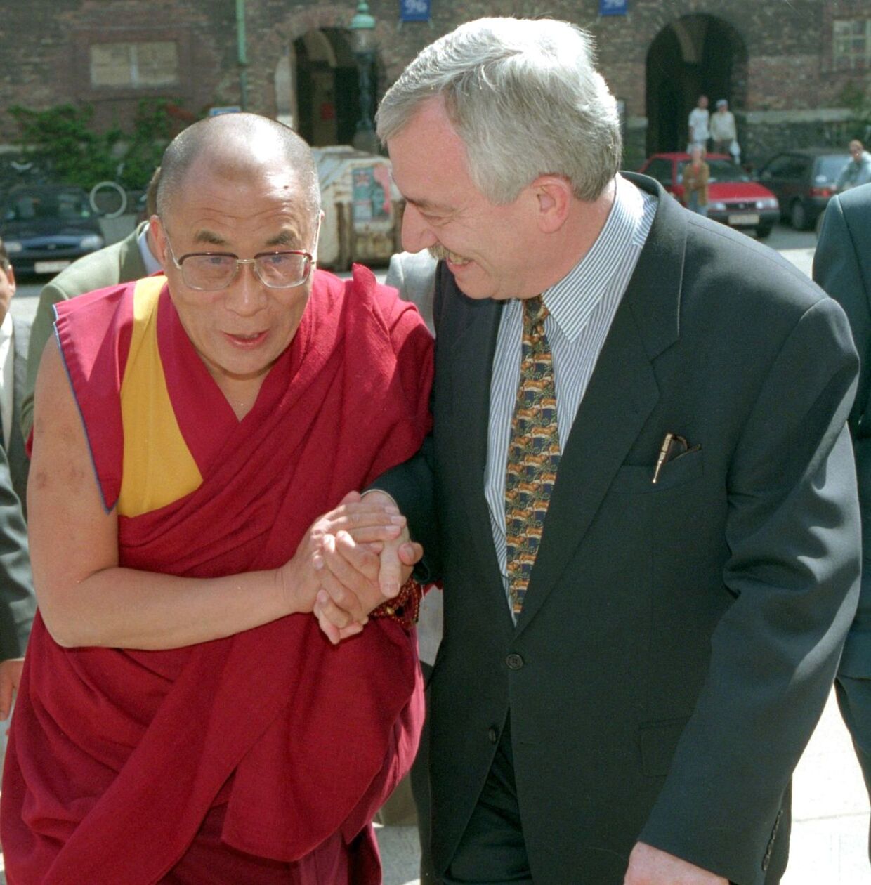 Som udenrigsminister mødte Uffe Ellemann-Jensen mange store personligheder. Her den tibetanske eksilleder Dalai Lama.