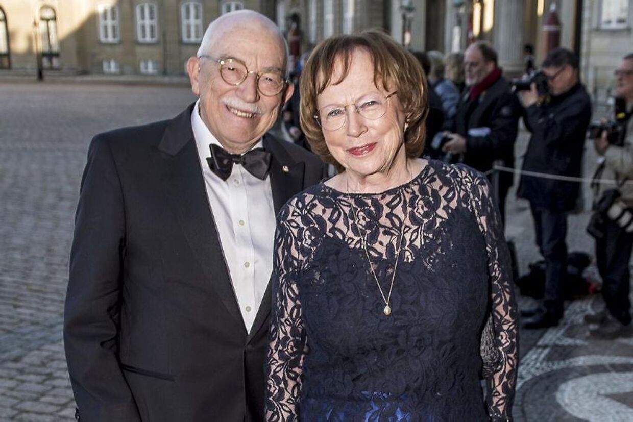 Uffe Ellemann-Jensen med sin elskede Alice til prinsesse Benediktes 75-års fødselsdag på Amalienborg.