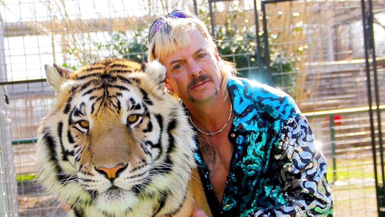 Joe Exotic med en af sine tigre. 