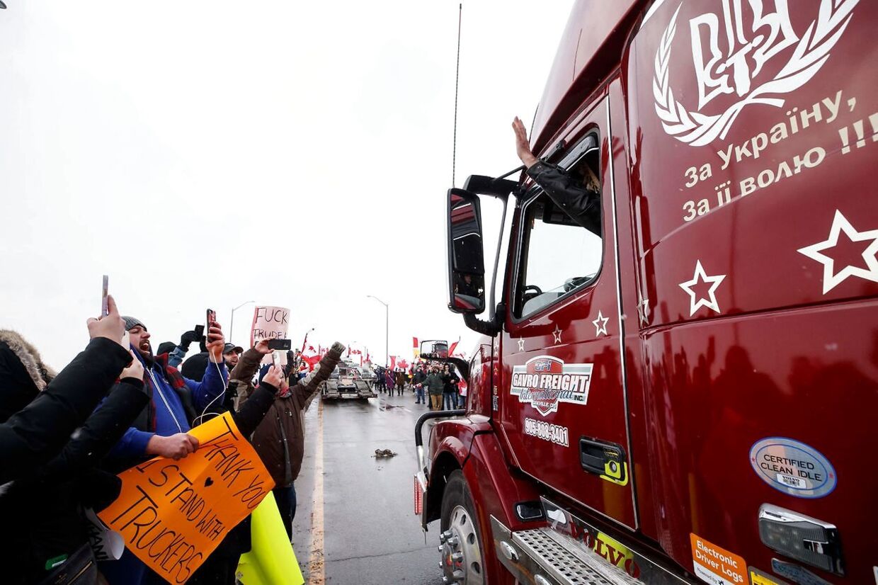 Folk, der støtter lastbilchaufførerne, der kører fra British Columbia til Ottawa for at protestere mod vaccinekrav.