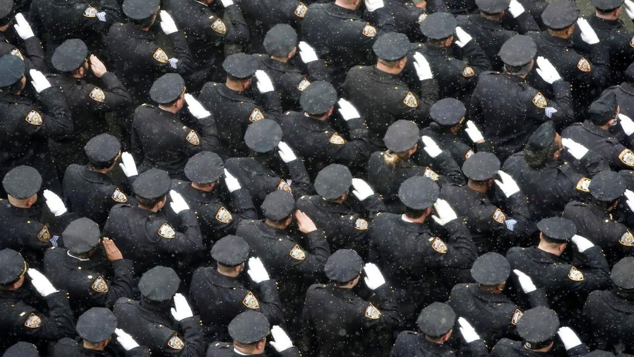NYPD-betjente gør honnør for deres faldne kollega Jason Rivera.