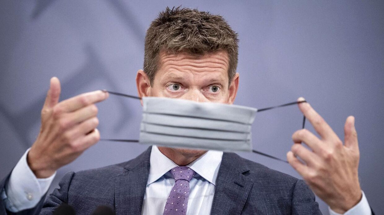 Sundhedsstyrelsens direktør Søren Brostrøm, der i august 2020 viste Danmark, hvordan man korrekt tager et mundbind på.