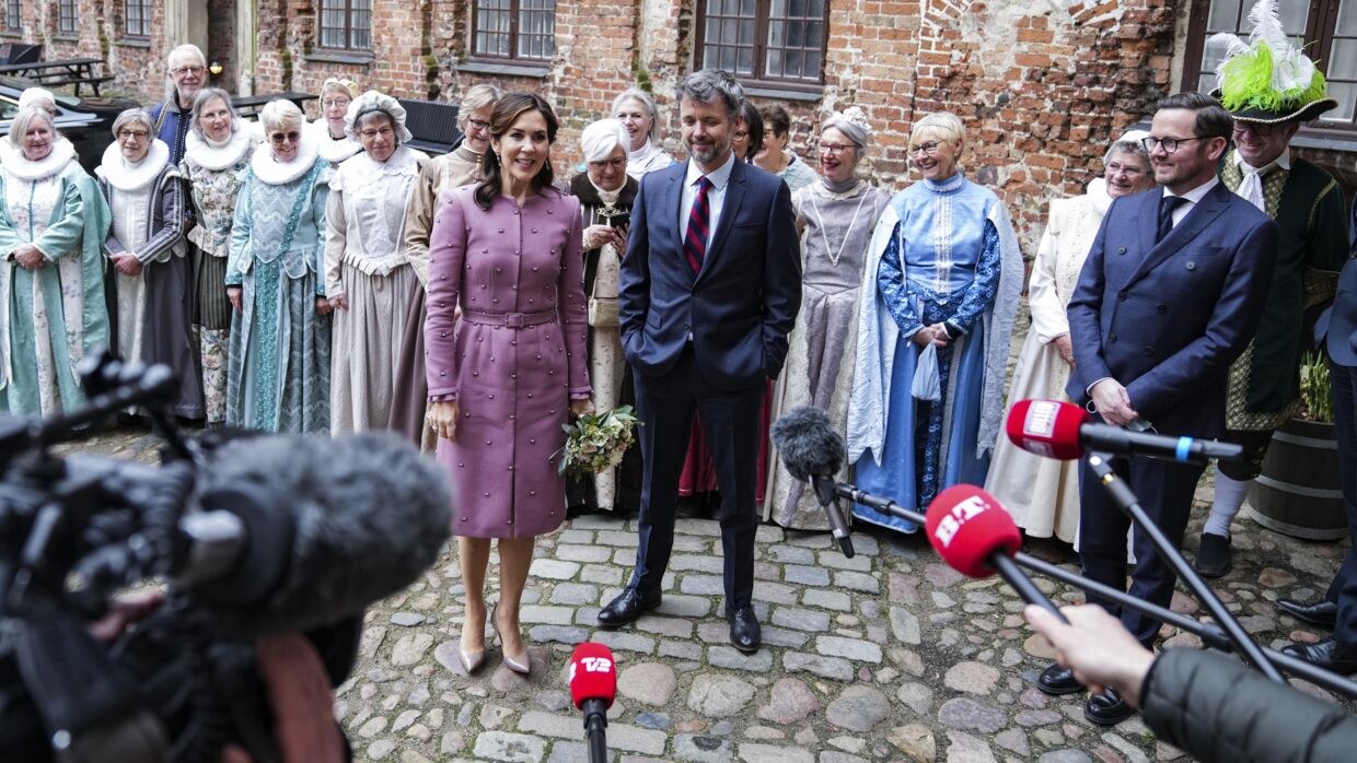 Kronprinsparret mødte B.T. og andre medier foran Koldinghus.