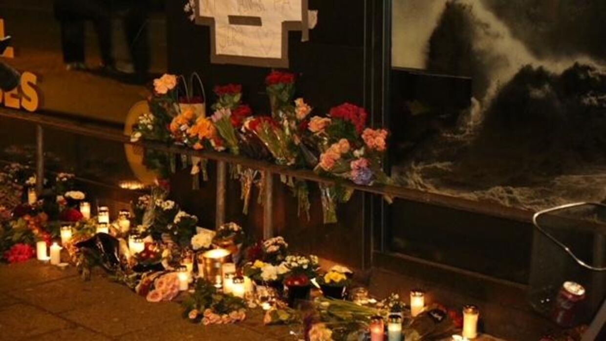 Masser af blomster og lys til ære for Mia Skadhauge Stevn på stedet for hendes forsvinding søndag morgen. Foto: presse-fotos.dk
