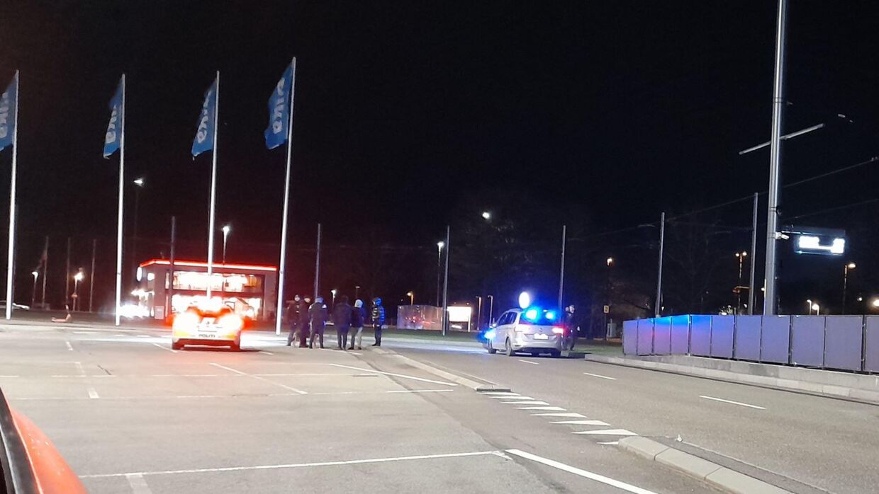 En person blev torsdag aften anholdt og sigtet for overtrædelse af våbenloven ved Bilka i Odense. Fredag er den pågældende løsladt, men fortsat sigtet. Foto: presse-fotos.dk 