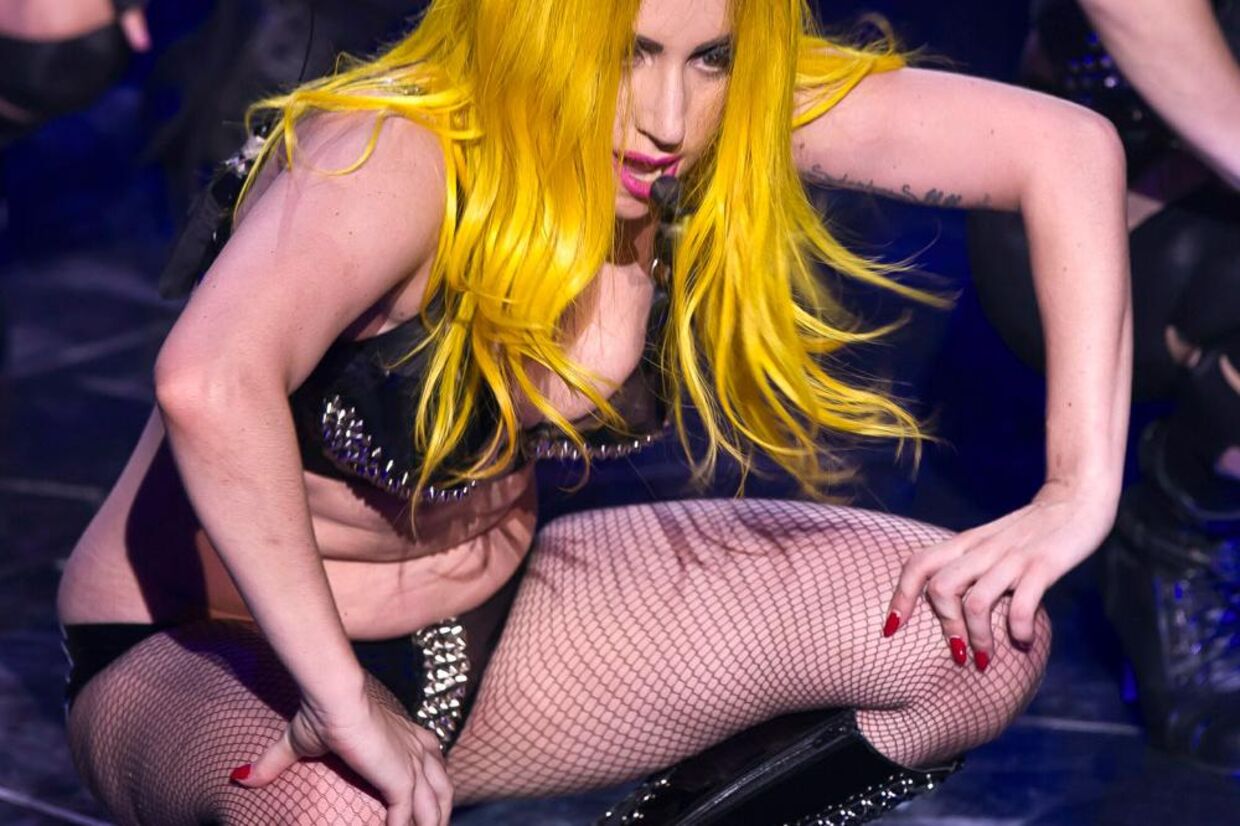 Kære læser. Vi ville meget gerne have vist billeder fra aftenens koncert med Lady Gaga. Det kunne desværre ikke lade sig gøre, da det ville kræve, at vi underskrev en såkaldt 'fotokontrakt'. Vi underskriver aldrig den slags kontrakter – i øvrigt ligesom en lang række andre udgivelser.