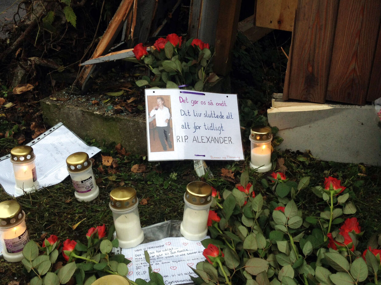 Alexander mistede livet, da han blev påkørt af en 43-årig formodet spritbilist mandag aften. Lys, blomster og hilsner fra venner ligger på ulykkesstedet.