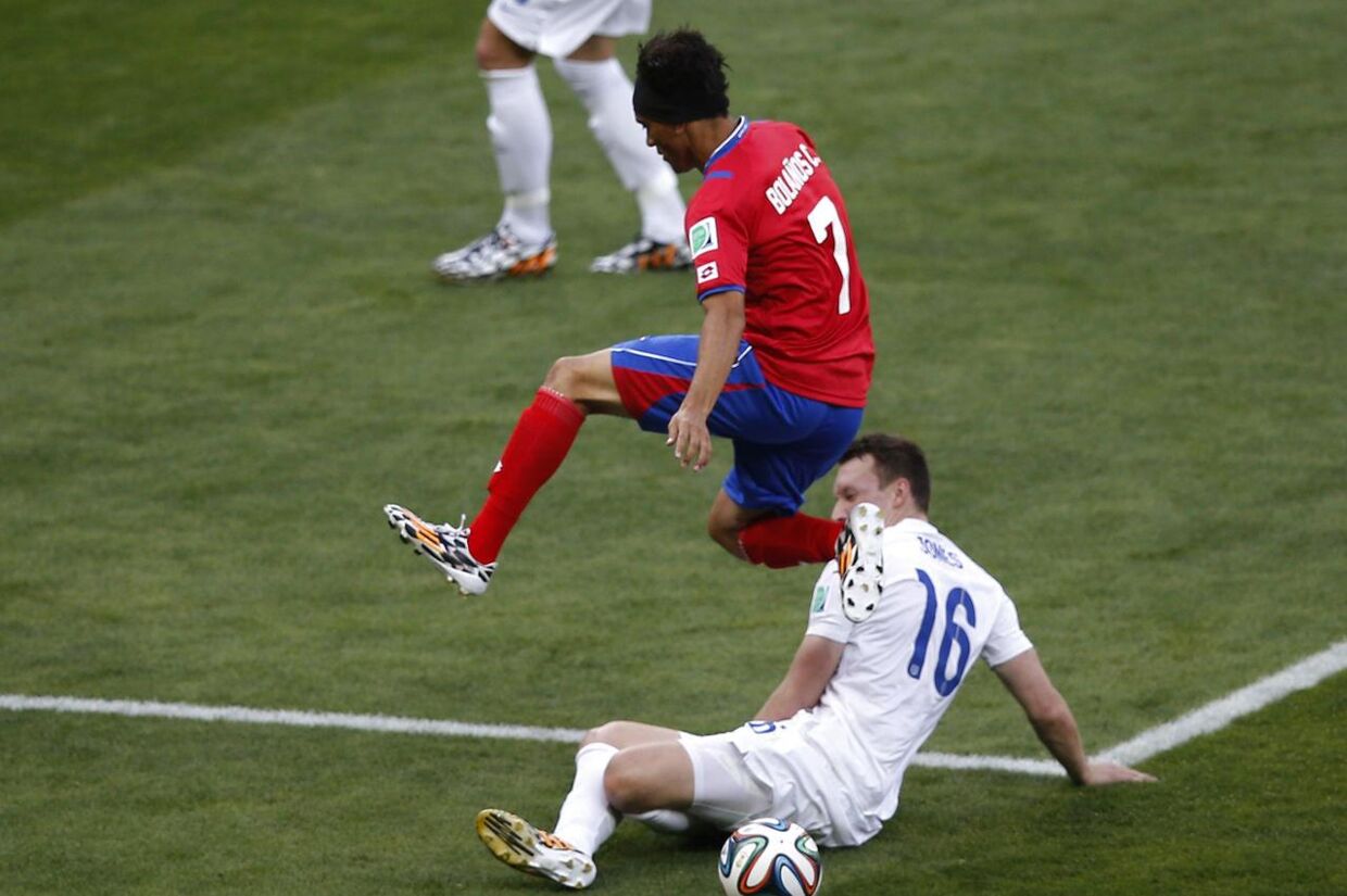 Costa Rica og FC Københavns Christian Bolanos hopper over Englands Phil Jones i deres sidste gruppekamp ved VM