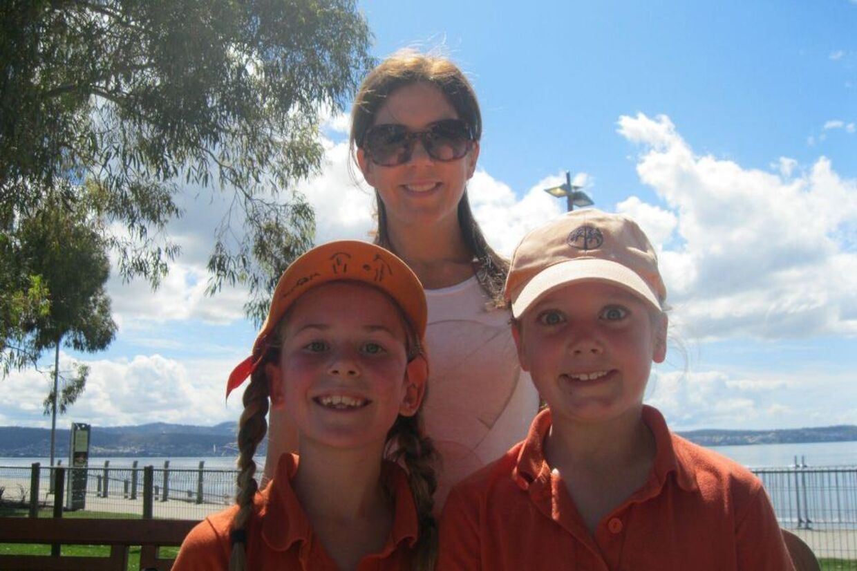 Kronprinsesse Mary stillede torsdag velvilligt op til billede sammen med to lokale skolepiger.