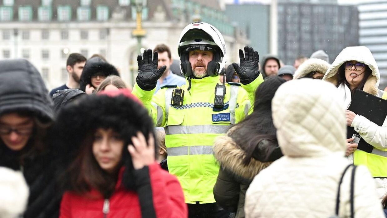 Her bliver folk evakueret på Westminster Bridge i London. Foto: JUSTIN TALLIS / AFP)